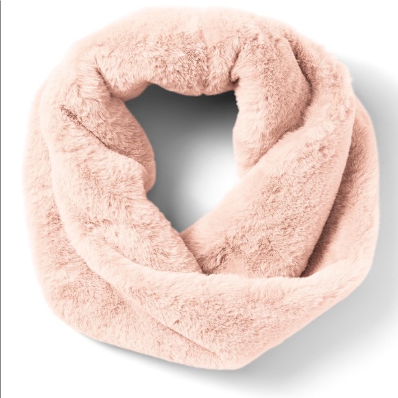 Banana Republic Accessories - NWT Banana Republic Twisted Faux Fur Snoof Scarf!